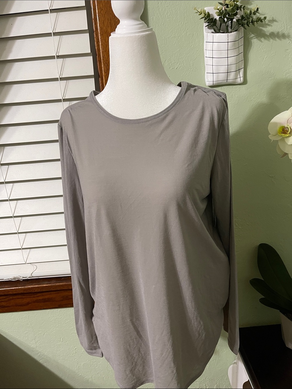 Under Armour Women's long Sleeve Scoop Neck Top - Light Gray
